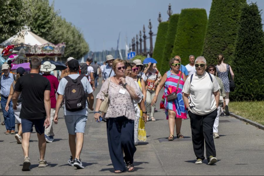 Touristen aus Nordamerika retteten den Monat aber, sie kommen unabhängig vom Wetter.