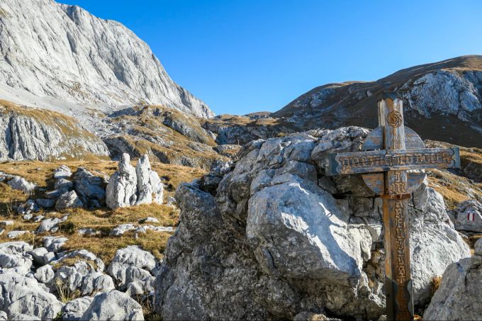 Überall auf der Welt gibt es Gipfelkreuze im Outdoor. Kreuze