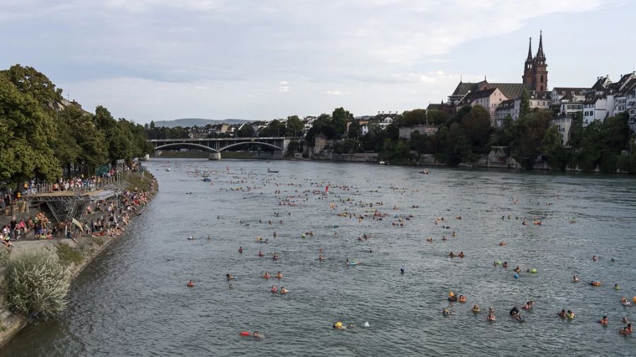 Die Stadt Basel lockt Touris mit dem Schwimmen im Rhein an.