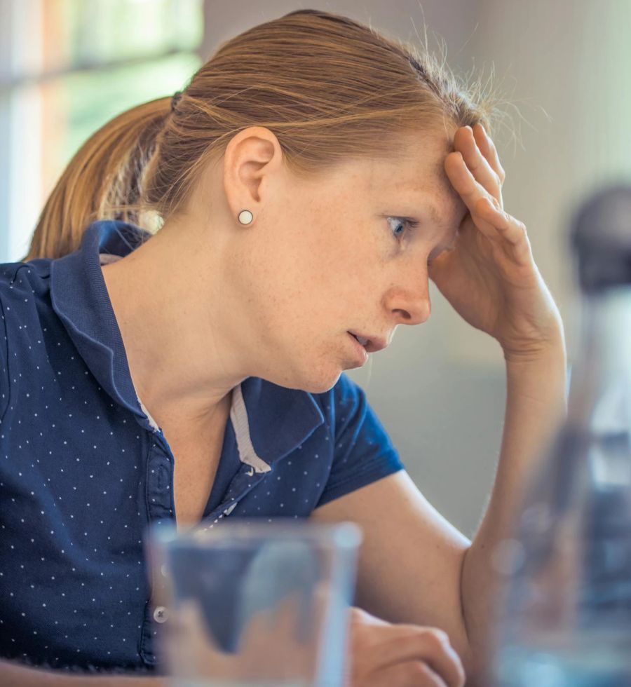 Frau, Stress, Kopfschmerzen