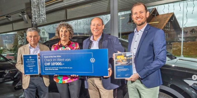 Armand und Ornella Kocher (v.l.n.r.), Pascal Arnet (Verkaufsleiter und Geschäftsleitungsmitglied), Marco Bizzozero. Hier bei der Auszeichnungsübernahme zum «Dealer of the Year 2024» und «70-jährigen Volkswagen Partnerschaft».