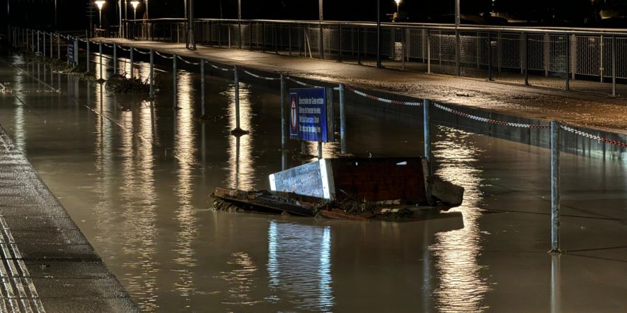 Die Gleise am Bahnhof Brienz haben sich mit Wasser gefüllt.