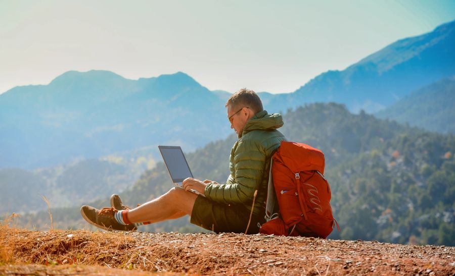 Mann im Freien mit Laptop