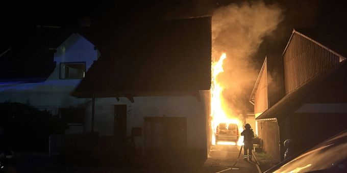 Auto gerät in Villnachern in Brand. Autobrand in Villnachern.