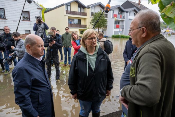 Bundeskanzler Olaf Scholz (SPD) und Ministerpräsidentin Anke Rehlinger (SPD) besuchen den vom Hochwasser betroffene Ort Kleinblittersdorf und reden mit Anwohnern. hochwasser deutschland scholz