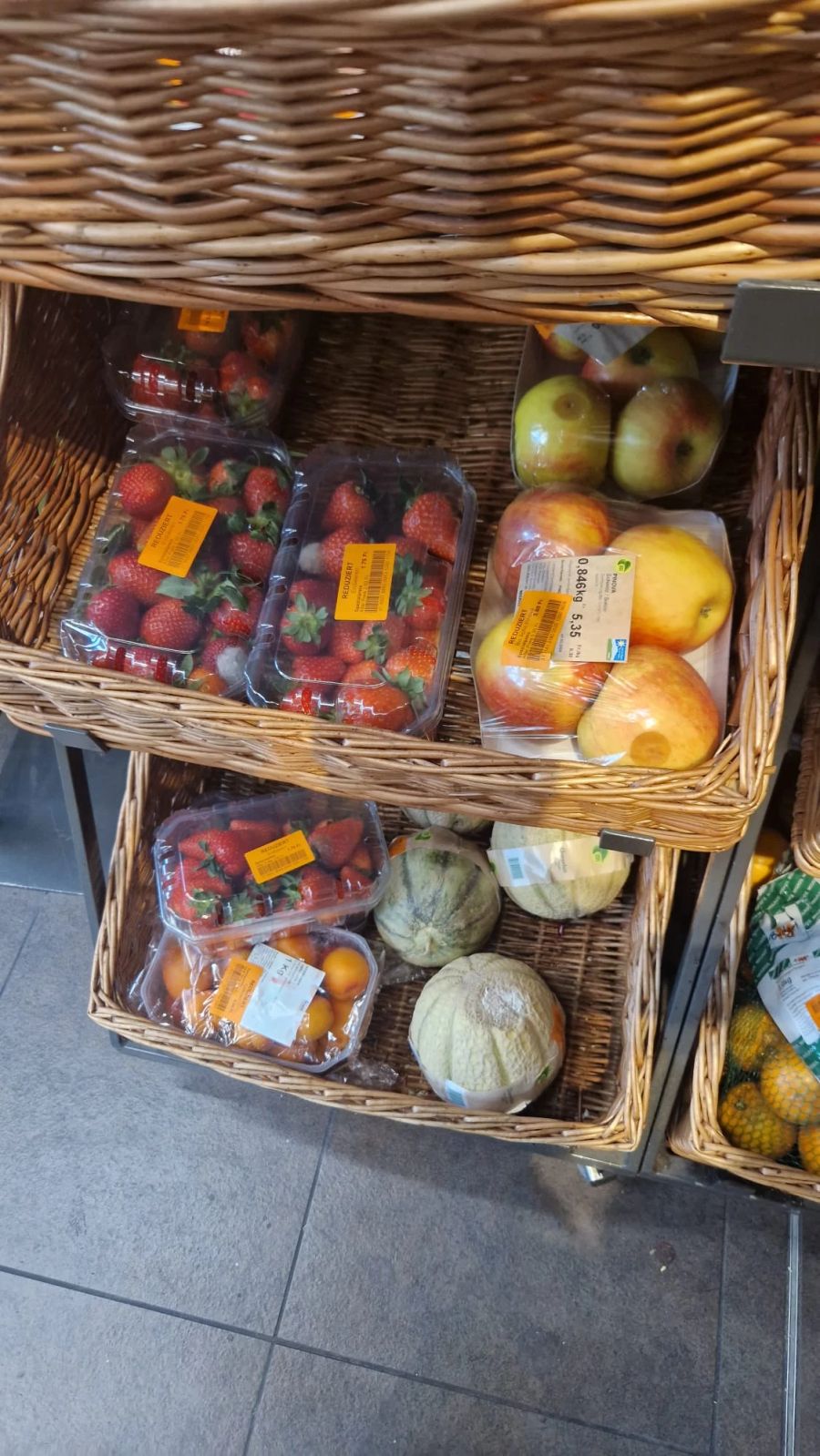 Ein Leser entdeckt in einer Berner Migros-Filiale verschimmelte Erdbeeren.