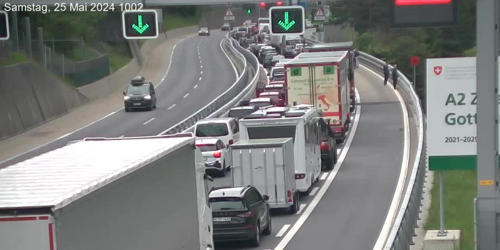 Zw Lf Kilometer Stau Vor Dem Gotthardtunnel Richtung S Den