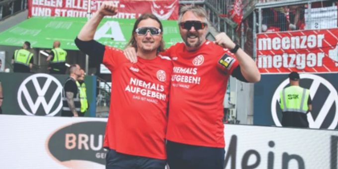 Klassenerhalt - Hier feiert Ex-FCZ-Coach Henriksen das Mainz-Wunder