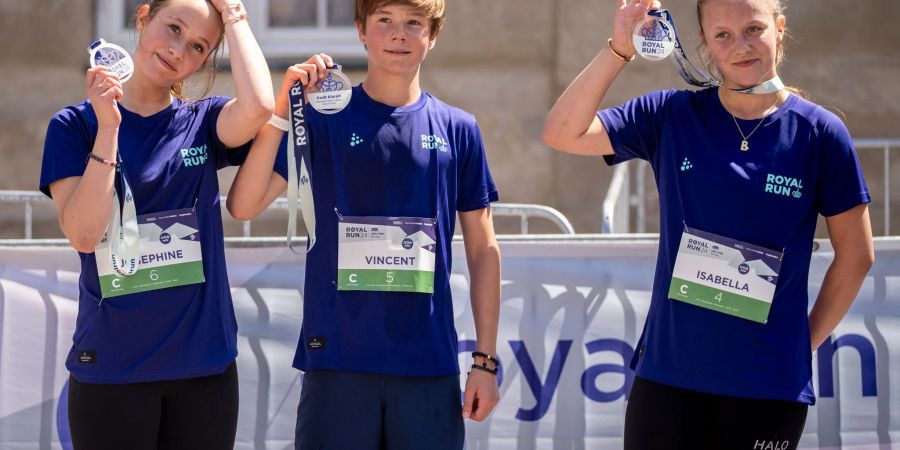 Prinzessin Josephine (l-r) Prinz Vincent  und Prinzessin Isabella von Dänemark nach dem Ein-Meilen-Lauf im Rahmen des Königslauf.