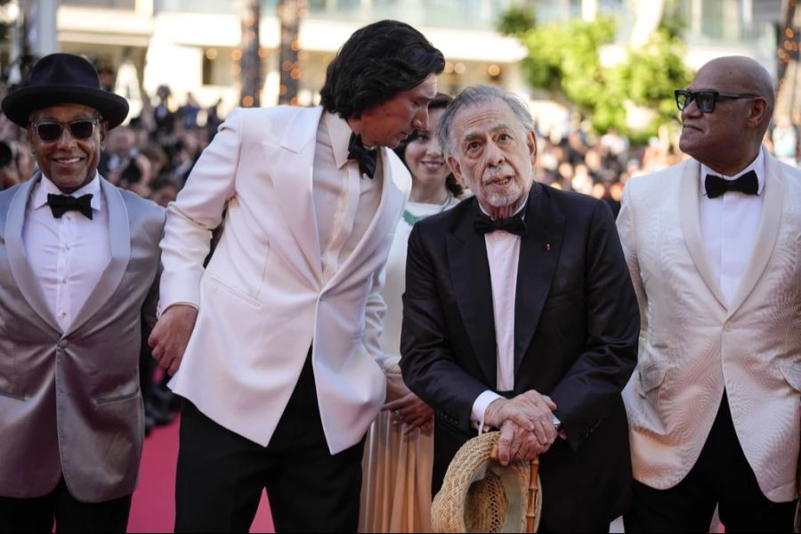 Regisseur Francis Ford Coppola (2.v.r.) und die Schauspieler Giancarlo Esposito, Adam Driver und Laurence Fishburne posieren auf dem Roten Teppich von Cannes.