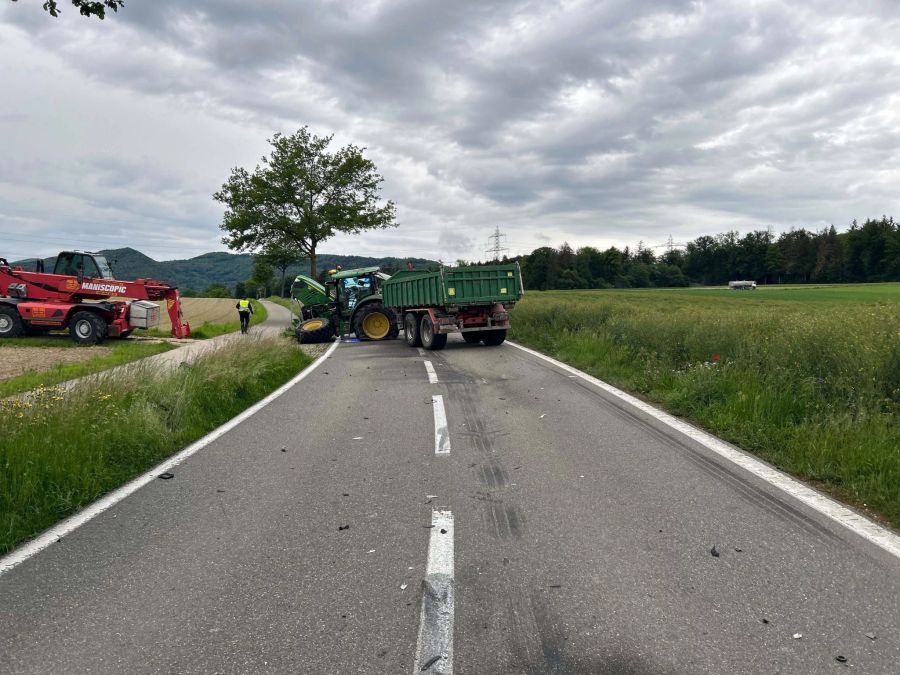 Der Traktor blockiert die Strasse.