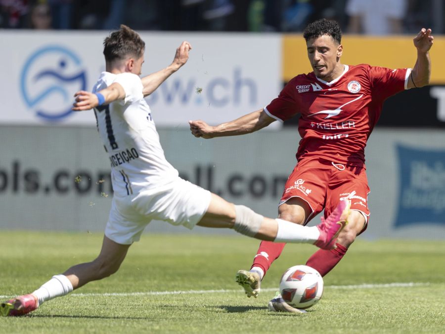 FCZ-Verteidiger Rodrigo Conceicao (l.) im Duell mit Sayfallah Ltaief vom FC Winterthur.