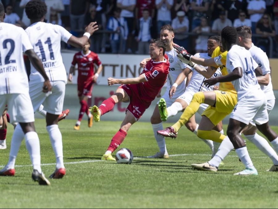 Remo Arnold staubt nach einem Corner zum 1:0 für den FC Winterthur ab.