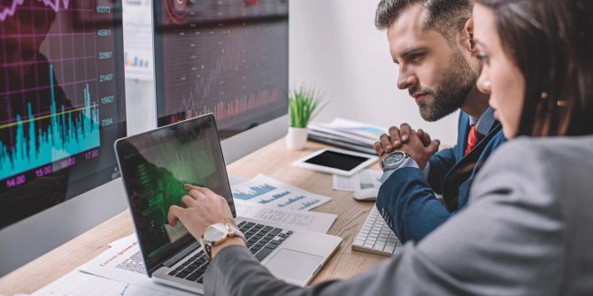 Mann und Frau am Laptop beim gemeinsamen Arbeiten