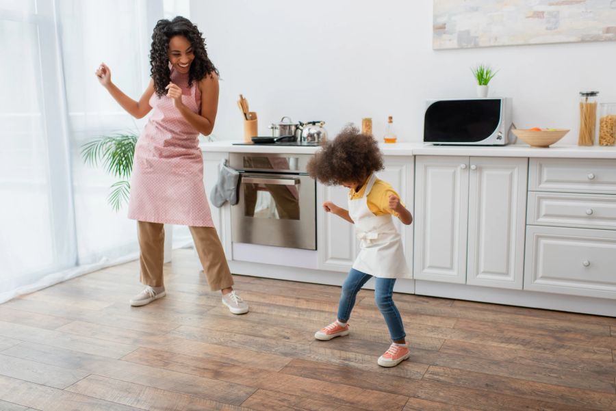 Kleinkinder lieben es zu tanzen – lassen Sie sich mitreissen.