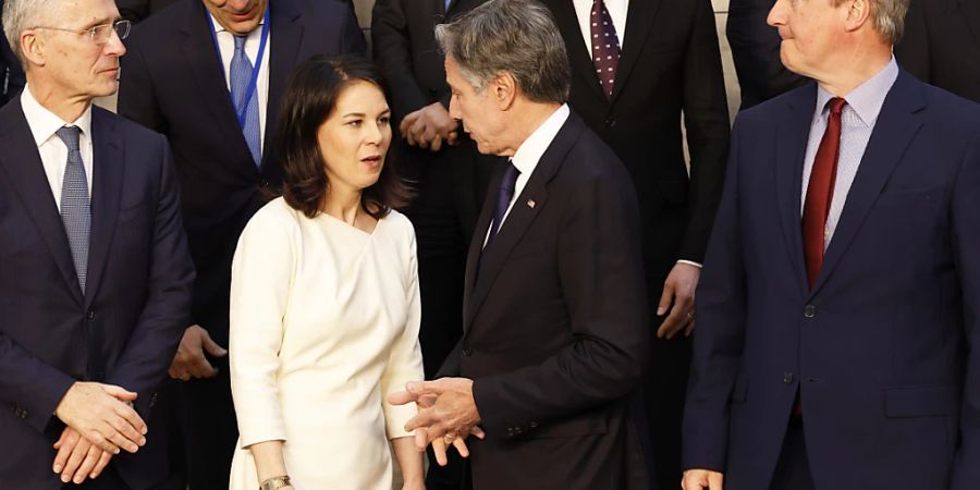 Jens Stoltenberg (l-r), NATO-Generalsekretär, Annalena Baerbock (Bündnis 90/Die Grünen), Aussenministerin, Antony Blinken, Aussenminister der USA, und David Cameron, Aussenminister von Grossbritannien, stehen während eines Gruppenfotos der NATO-Aussenminister im NATO-Hauptquartier zusammen. Foto: Geert Vanden Wijngaert/AP/dpa