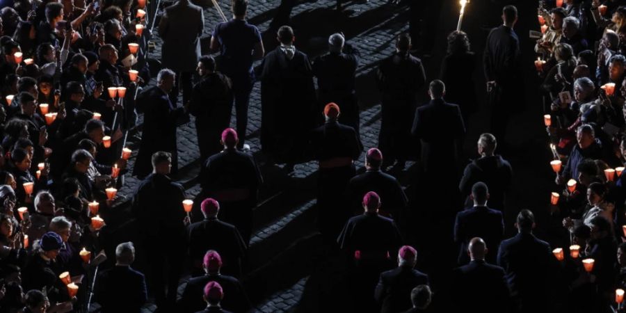 Der Kreuzweg am Kolosseum in Rom hatte am Karfreitag ohne Papst Franziskus stattgefunden. (Archivbild)