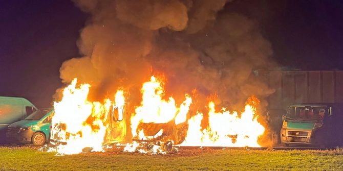 Fahrzeugen in Brand.