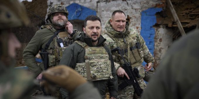 Wolodymyr Selenskyj ist auf neue Soldaten angewiesen, muss mit Mobilisierungen aber aufpassen. Ukraine Krieg Wolodymyr Selenskyj