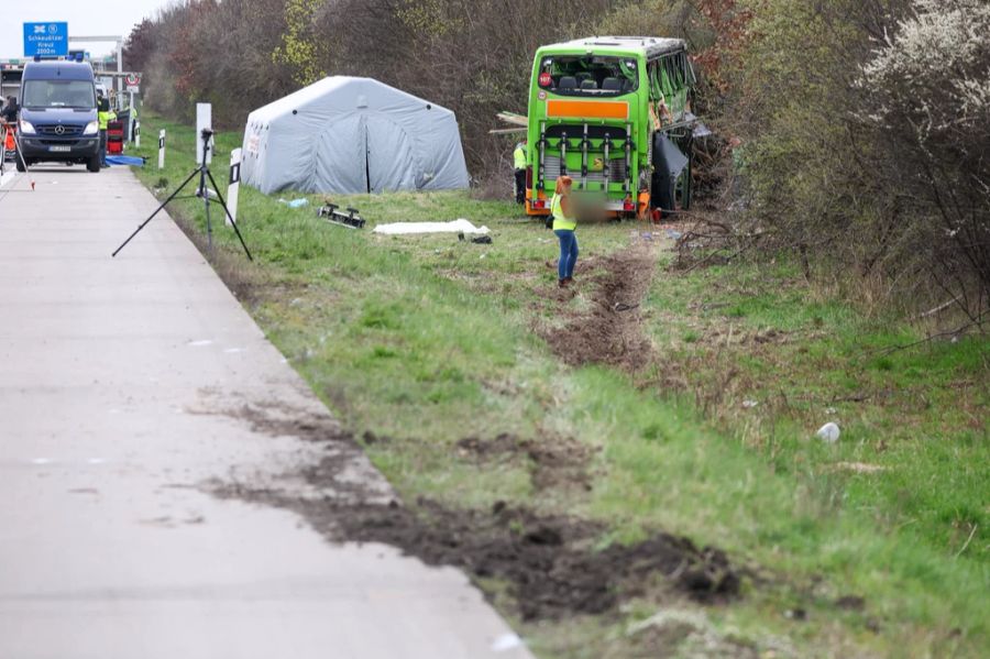 Die Spur zeigt, wo der Flixbus von der Strasse abgekommen ist.