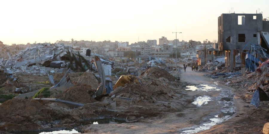 Trümmer  und Ruinen auf einer Strasse im Zentrum des Gazastreifens.