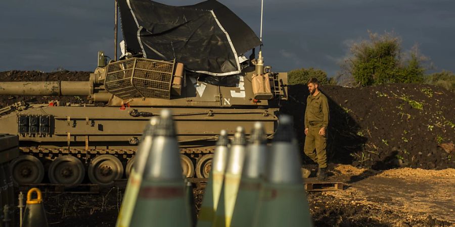 ARCHIV - Ein israelischer Artilleriesoldat steht nahe der Grenze zu Libanon neben einem Panzer. Foto: Ilia Yefimovich/dpa