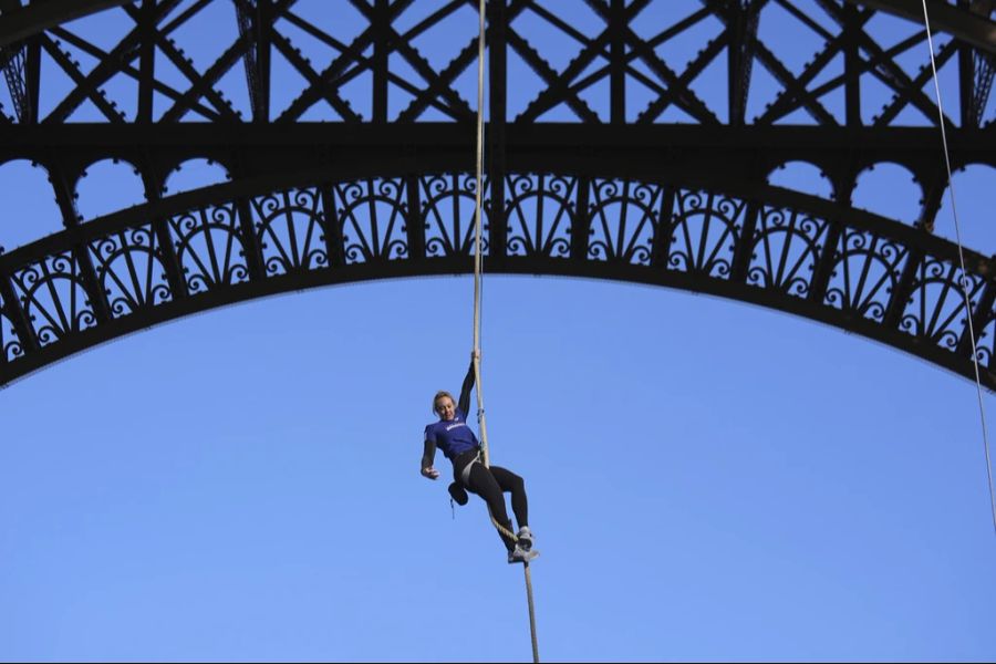 Anouk Garnier stellt einen neuen Weltrekord auf: In 18 Minuten klettert sie in Paris 110 Meter an einem Seil herauf.