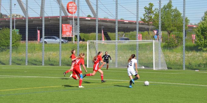 Mazzola beschäftigte gleich drei Gegnerinnen und entwischte ihnen trotzdem. Die FC Küsnacht Frauen gewinnen gegen den FC Uster