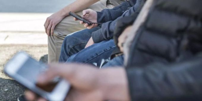 Über 80 Prozent der 15-Jährigen in der Schweiz nutzen Social Media täglich. Handy Teenies