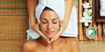 Frau Wellness Massage Hände Gesicht