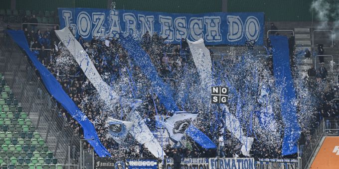 Obwohl der Gästesektor eigentlich gesperrt ist, wird er von Hunderten Fans des FC Luzern gefüllt. FC Luzern