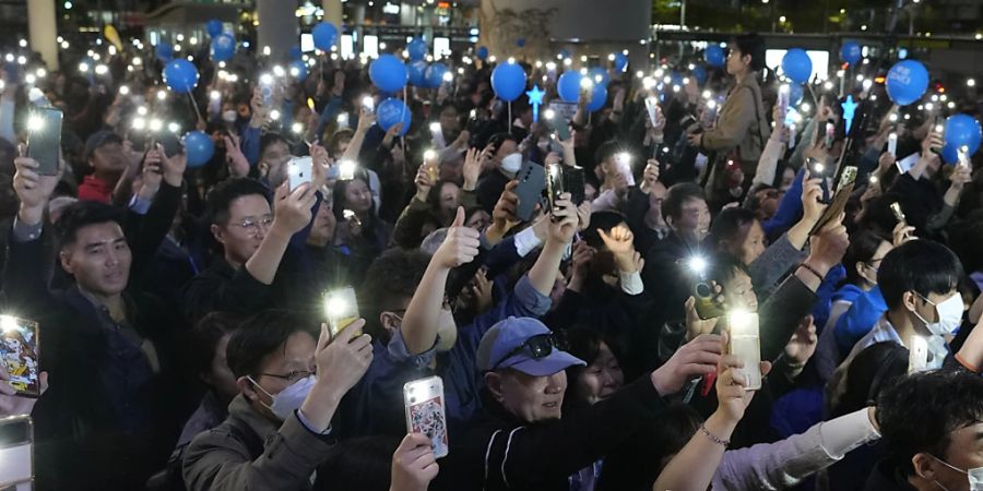 Anhänger der grössten Oppositionspartei, der Demokratischen Partei, jubeln während einer Wahlkampfveranstaltung in Seoul. Foto: Ahn Young-joon/AP/dpa