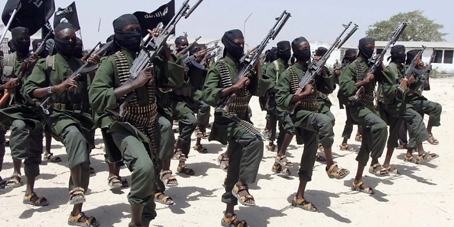 ARCHIV - Hunderte von neu ausgebildeten Al-Shabaab-Kämpfern führen im Gebiet von Lafofe militärische Übungen durch. Die islamistische Terrorgruppe Al-Shabaab verübt seit Jahren immer wieder Anschläge in Somalia. Foto: Farah Abdi Warsameh/AP/dpa