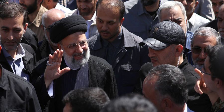 Ebrahim Raisi (M), Präsident des Iran, nimmt an einer Kundgebung zum Al-Kuds-Tag teil. Der vom Iran angekündigte Vergeltungsschlag hat Israel und die USA in höchste Alarmbereitschaft versetzt.