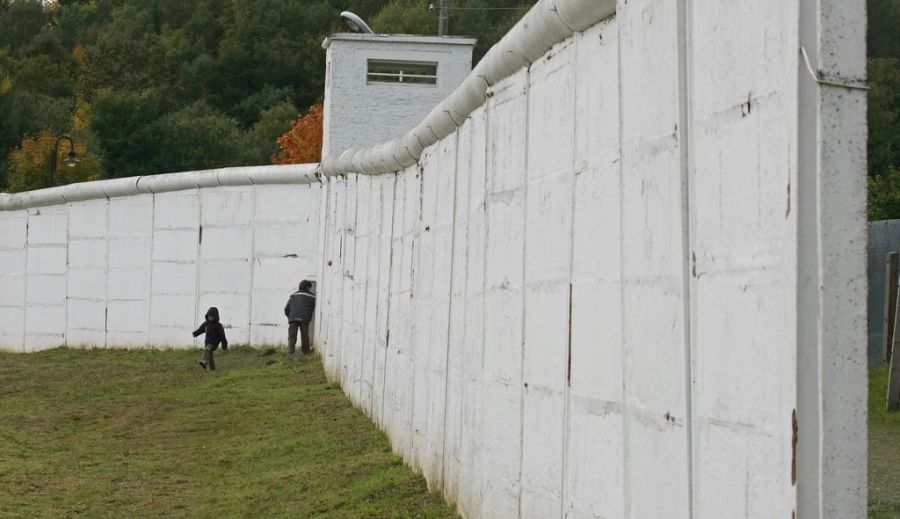 Dieses Szenario weist Ähnlichkeiten mit der Teilung Deutschlands in West und Ost auf.