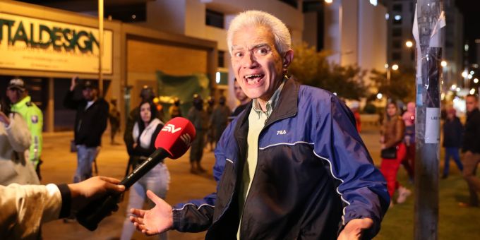 Der Leiter der Kanzlei und der politischen Angelegenheiten der mexikanischen Botschaft, Roberto Canseco, spricht zu den Medien, während er versucht, die Verhaftung des ehemaligen ecuadorianischen Vizepräsidenten Jorge Glas zu verhindern, der wegen Korruption verurteilt wurde und dem am 05. April 2024 in Quito, Ecuador, politisches Asyl verweigert wurde. Ecuadorian authorities break into Mexican Embassy to arrest former Ecuador Vice President Jorge Glas..
