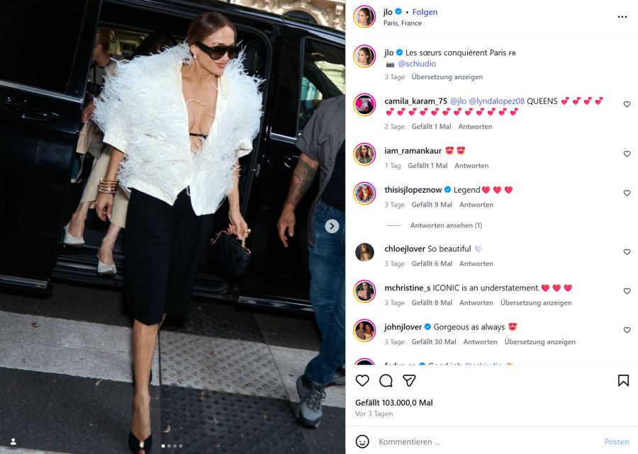 oder mit einer Straussenfeder-Jacke: Jennifer Lopez setzt immer wieder modische Akzente.