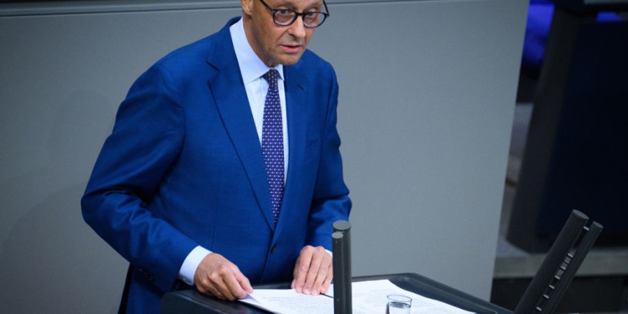 Bundeskanzler Friedrich Merz (CDU) gibt in der 89. Plenarsitzung der 21. Legislaturperiode im Deutschen Bundestag eine Regierungserklärung zur aktuellen politischen Lage ab. Foto: Bern...
