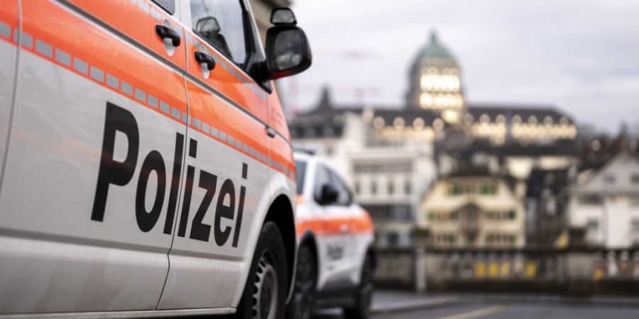Nur mit dem Einsatz von Reizstoffen konnten die Polizistinnen und Polizisten am Dienstagabend einen Mann unter Kontrolle bringen. (Symbolbild)