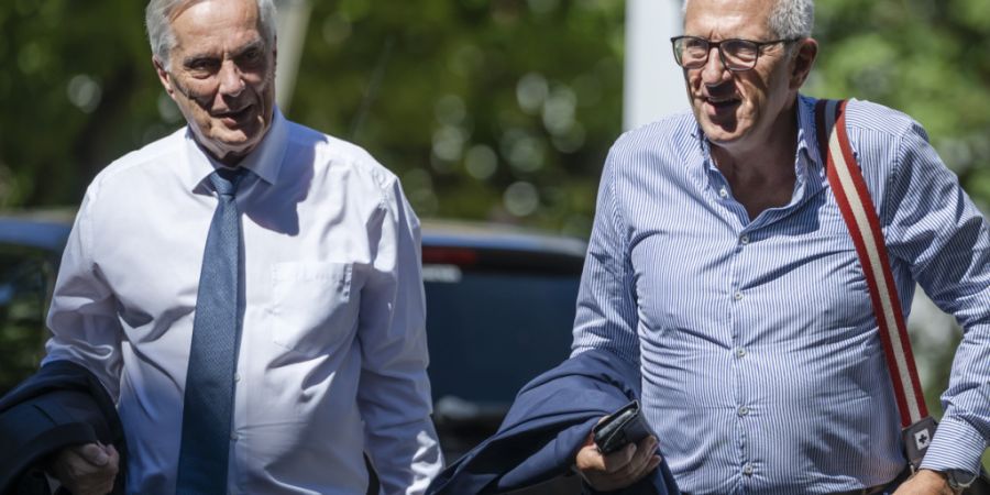 Ex-Raiffeisen Chef Pierin Vincenz (rechts) und sein Anwalt Lorenz Erni auf dem Weg ans Zürcher Obergericht. Vincenz betonte, er habe die Raiffeisen nie schädigen wollen