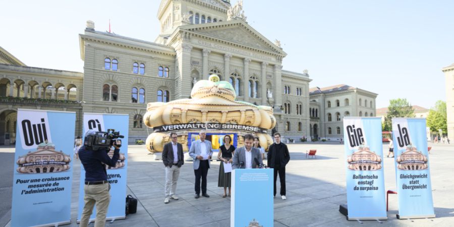 Die drei grossen Schweizer Wirtschaftsverbände unterstützen die Volksinitiative der Jungfreisinnigen zur «Verwaltungsbremse». Die Hüpfburg in der Form des aufgeblähten Bundeshauses ...