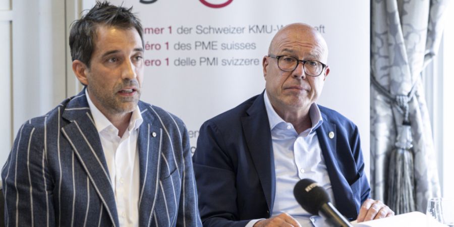 Fabio Regazzi, Präsident des Schweizerischen Gewerbeverbands SGV (rechts), und der CEO der Schuhmarke
Kybun, Claudio Minder, sprechen an einer Medienkonferenz in Bern über Swissness.
