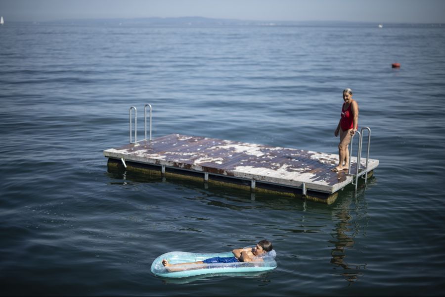 Luftmatratzen sind bei Flössen erlaubt, Motorboote nicht.