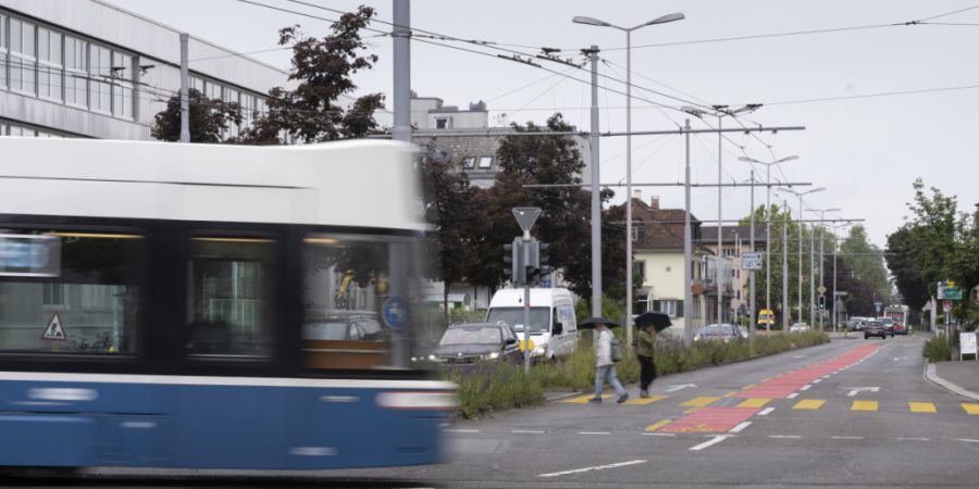 Bei einem Unfall mit einem Tram der Linie 7 wurde eine Frau verletzt. (Symbolbild)