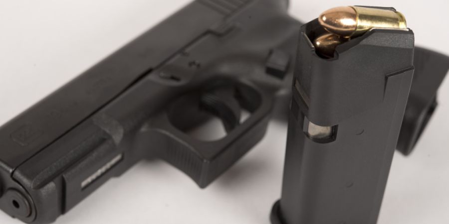 Eine 70-Jährige soll drei Kinder in Aesch BL mit einer geladenen Pistole Glock 19 bedroht haben. (Symbolbild)