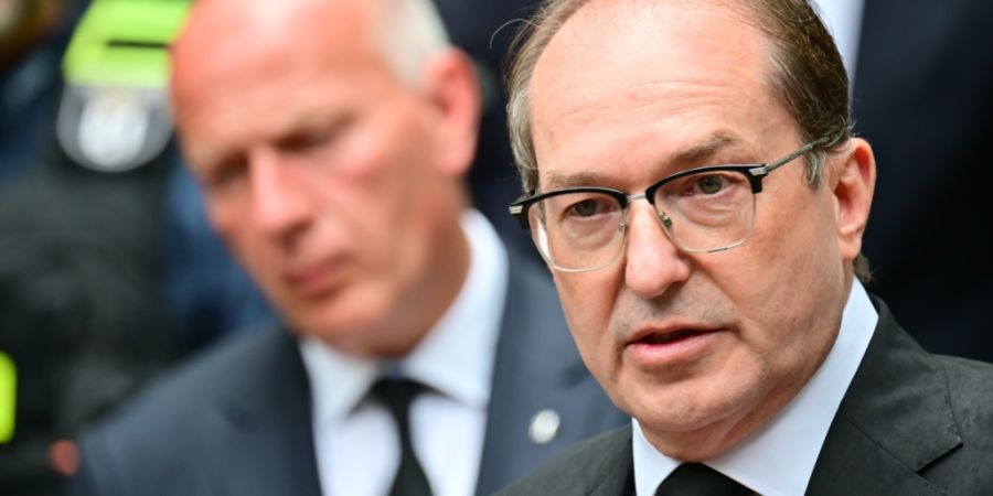 Alexander Dobrindt (CSU, r), Bundesinnenminister, spricht nahe dem Bereich, wo ein Fahrzeug einen Baum gerammt hatte, zur Presse. Foto: Sebastian Gollnow/dpa