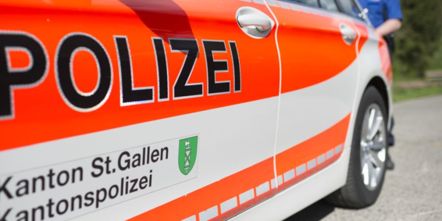 Bei der Nachfahrt eines Fluchtfahrzeugs verletzten sich am Sonntag in der Früh in St. Gallen eine Polizistin und ein Polizist. (Symbolbild)