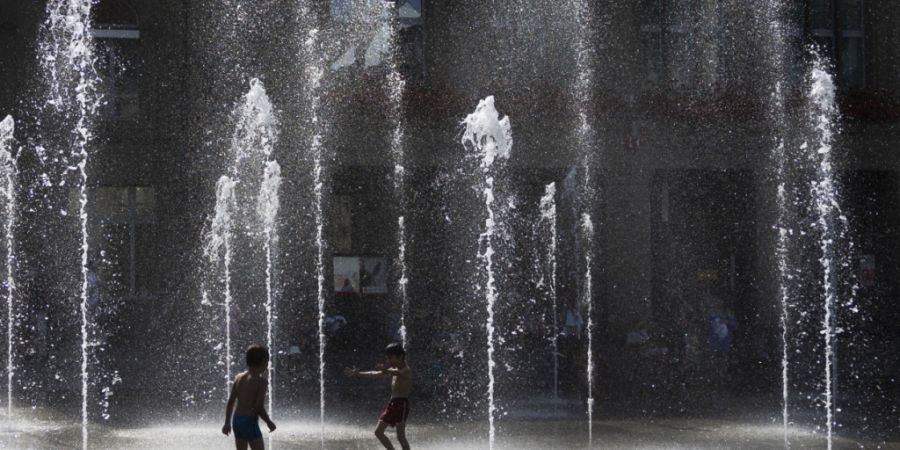 Willkommene Abkühlung auch am Stadtfest: Das Wasserspiel auf dem Bundesplatz. (Archivbild)