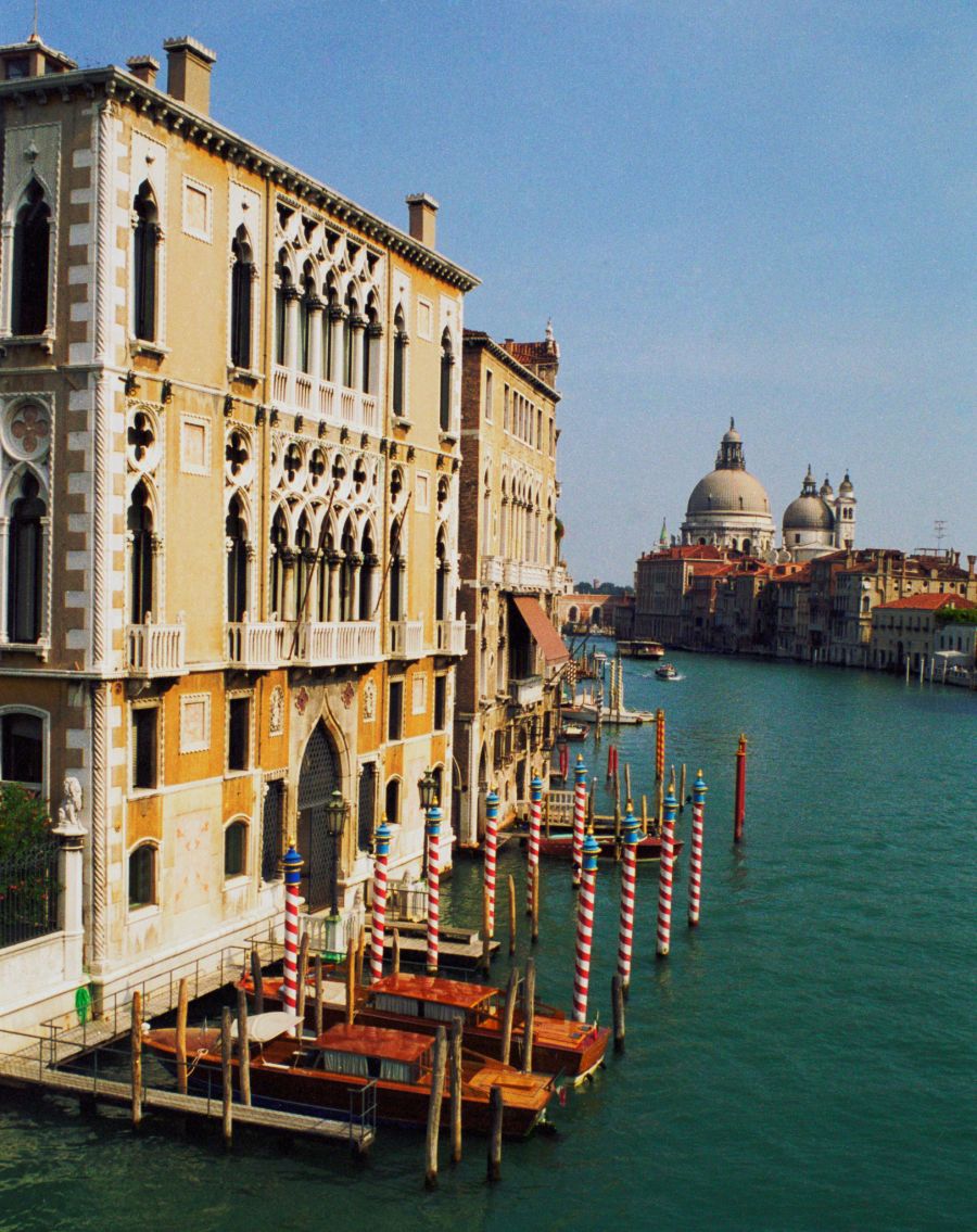 Venedig führte 2024 als erste Stadt weltweit eine Besuchergebühr ein, um den Massentourismus zu bremsen.