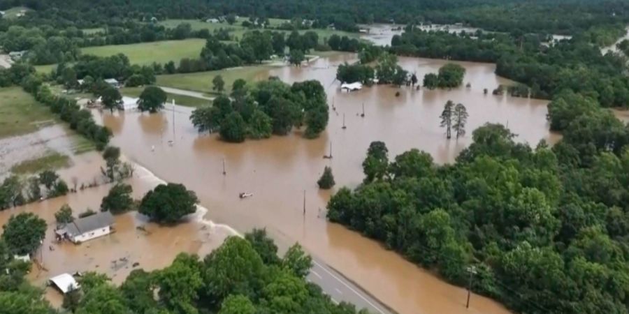 HANDOUT - Ein von Hochwasser betroffenes Gebiet in Missouri. Foto: Uncredited/KTVI/AP/dpa - ACHTUNG: Nur zur redaktionellen Verwendung im Zusammenhang mit der aktuellen Berichterstattun...